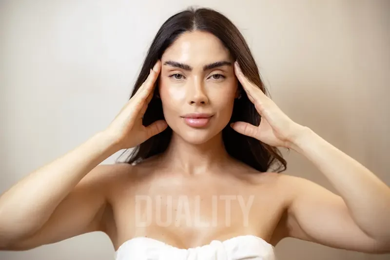 Mulher com as mãos nas têmporas, de frente