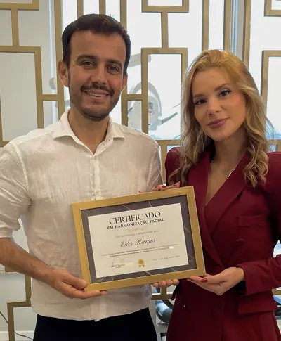 A Dra. Mariane Felin entrega o certificado da mentoria ao Dr. Eder Ramos