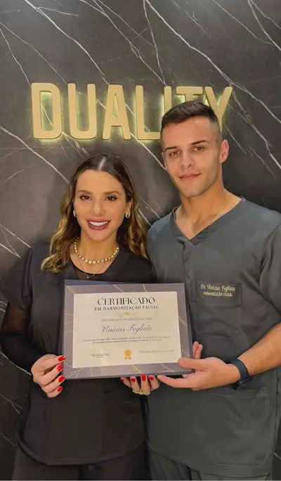 A Dra. Mariane Felin entrega o certificado da mentoria ao Dr. Vinícius Fogliato