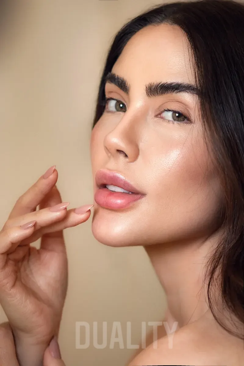 Rosto de mulher de lado, com a mão perto do queixo